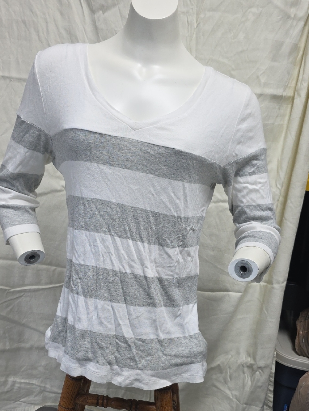 GAP White and Light Gray Striped V-Neck 3/4 Sleeve Top